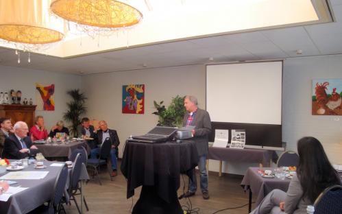De heer F. Veringmeijer van de dorpsraad Dirksland presenteert als eerste het project “Wandel- en fietsroute Dirksland”.