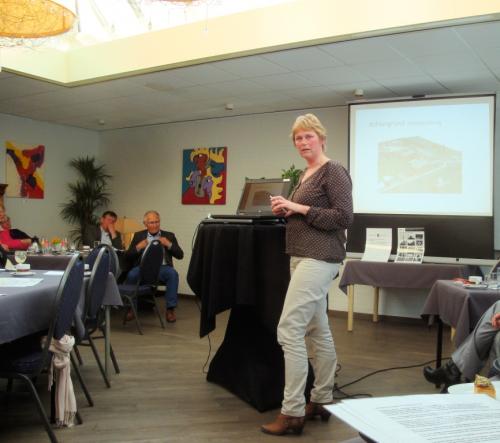 Mevrouw Mia Vork van de dorpsraad ’t Koet uit Noorden presenteert het “Huiskamerproject".