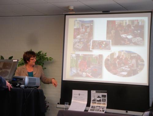 Mevrouw Akkie Krouwel van de dorpsraad Melissant vervolgt met de presentatie van hun “Mozaïek project”.