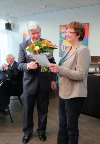 Akkie Krouwel van de Dorpsraad Melissant neemt de prijs in ontvangst.