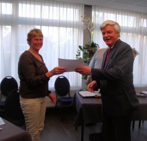 De prijs van 600 euro is uitgereikt door de burgemeester van Nieuwkoop.